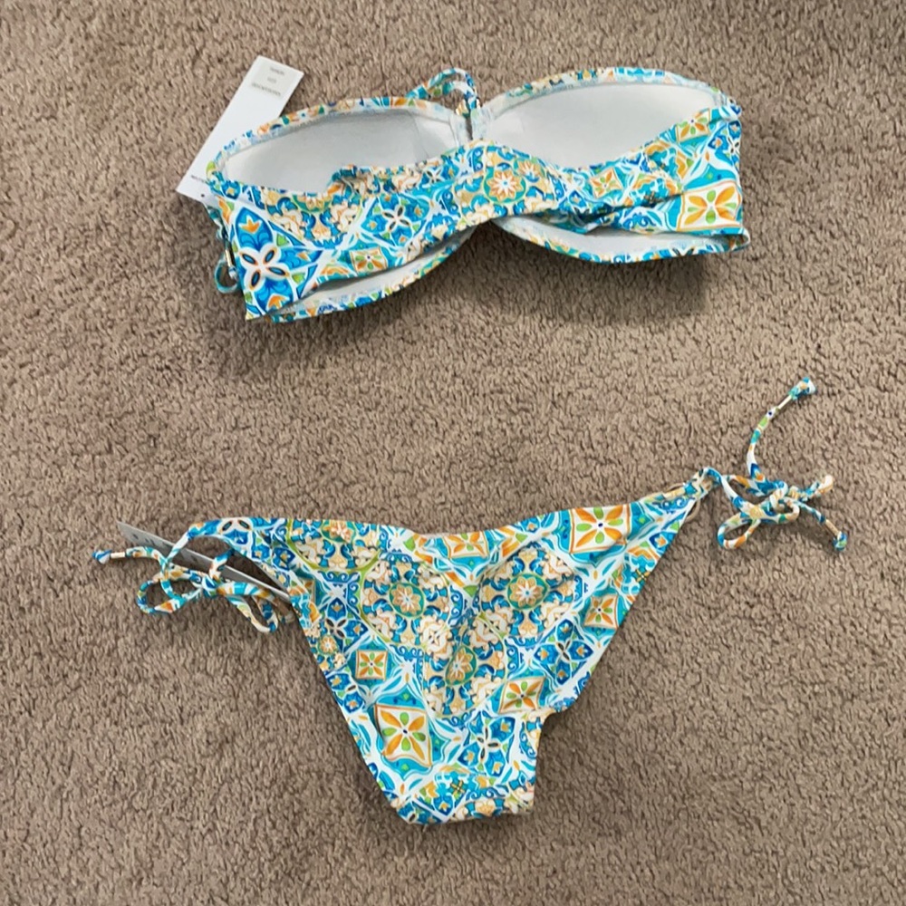 Bikini - Picture 2 of 2